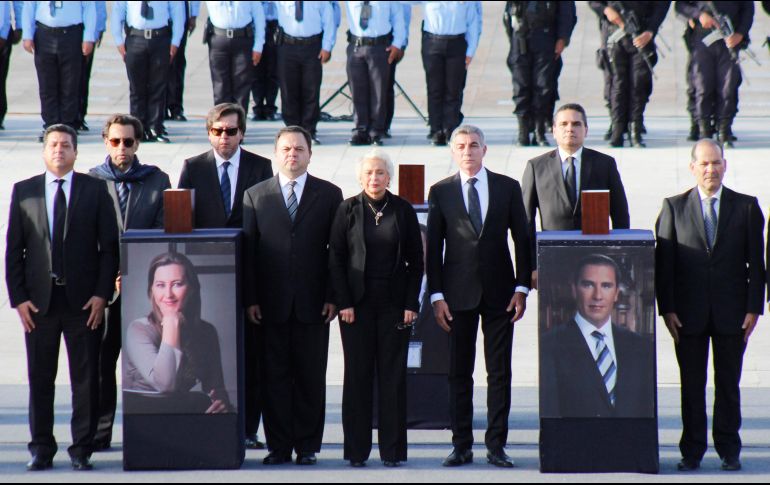 Las coronas de flores y las fotografías de las cinco víctimas del accidente enmarcaron el adiós de la pareja. NTX/C. Pacheco