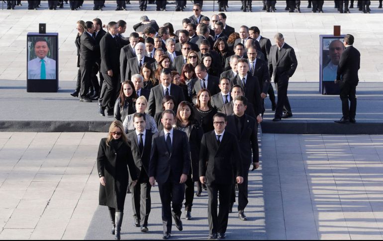 Las coronas de flores y las fotografías de las cinco víctimas del accidente enmarcaron el adiós de la pareja. NTX/C. Pacheco