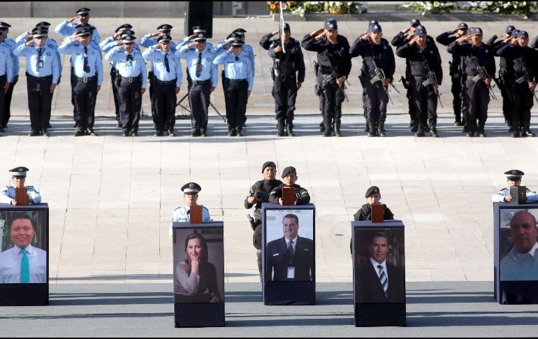Las coronas de flores y las fotografías de las cinco víctimas del accidente enmarcaron el adiós de la pareja. NTX/C. Pacheco