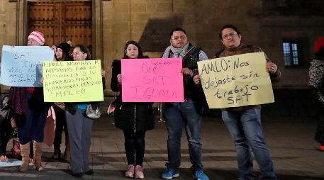Portando un cartel con la leyenda 