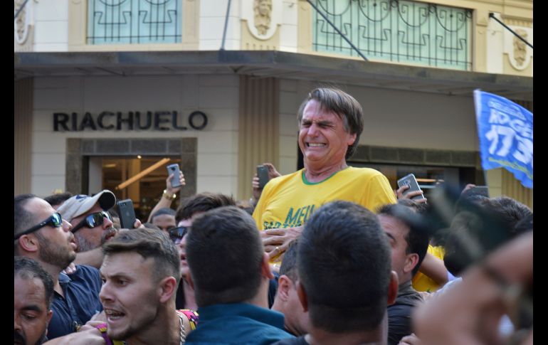 Jair Bolsonaro reacciona tras ser apuñalado durante un mitin como candidato presidencial en Juiz de Fora, Brasil, el 6 de septiembre. La puñalada le causó graves heridas en el abdomen y permaneció hospitalizado 23 días, pero ganó la elección presidencial en octubre. AP/T. Syuflana
