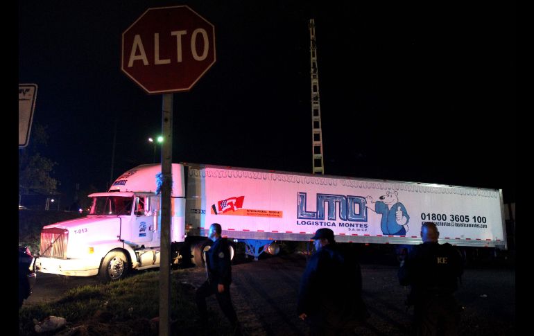 Un tráiler traslada 273 cadáveres sin identificar en un contenedor por calles de Guadalajara el 17 de septiembre. El vehículo deambuló, sin supervisión, varios días por varios puntos de la Zona Metropolitana de Guadalajara. AFP/U. Ruiz