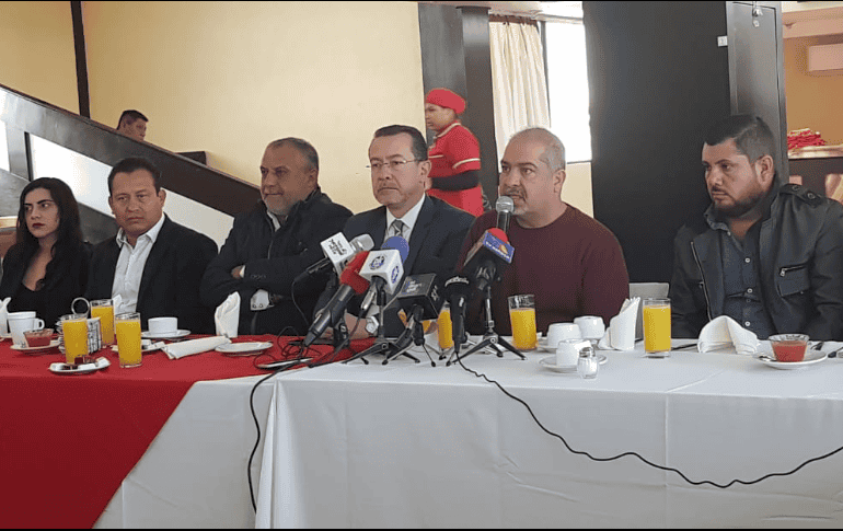 Ante la presencia del representante de Morena ante el IEPC, los miembros que abandonarán el organismo respaldarán al coordinador estatal Carlos Lomelí. EL INFORMADOR / A. Gallegos