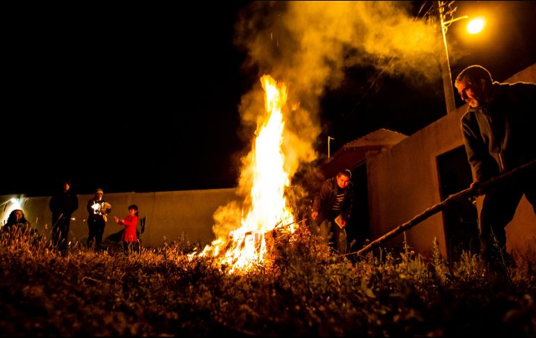 De acuerdo con la ley del Ingresos del municipio, las multas por encender fogatas en la vía pública y quemar pirotecnia sin contar con los permisos correspondientes van desde los 877 hasta los 18 mil 313 pesos. EL INFORMADOR/ ARCHIVO