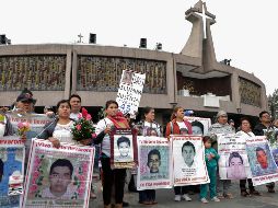 Con grandes fotografías de sus hijos, los padres lanzaron consignas y críticas al ex presidente Enrique Peña Nieto. SUN/I. Stephens