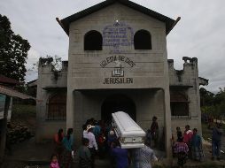 Varias personas cargan el féretro de la menor Jakelin Caal Maquín a su llegada a la iglesia de la comunidad de San Antonio Secortéz. EFE/E. Bercián