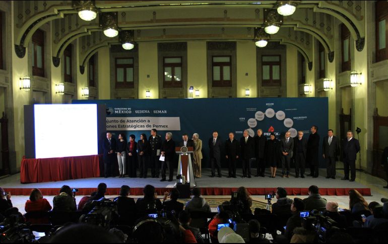 El director de Pemex, Octavio Romero Oropeza, destacó que se tiene la hipótesis de que todo el robo significa solo 20% es desde afuera de los ductos. NTX/ O. Ramírez