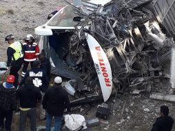 Poco antes de las siete de la mañana, el camión que se dirigía rumbo a Querétaro, salió del camino y volcó. Los trabajos de rescate continúan. TWITTER/ @JuanitoCampos10