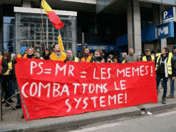Las manifestaciones continúan movilizándose pese a las ofertas para mejorar el poder de compra realizadas por el presidente de Francia, Emmanuel Macron. EFE / ARCHIVO