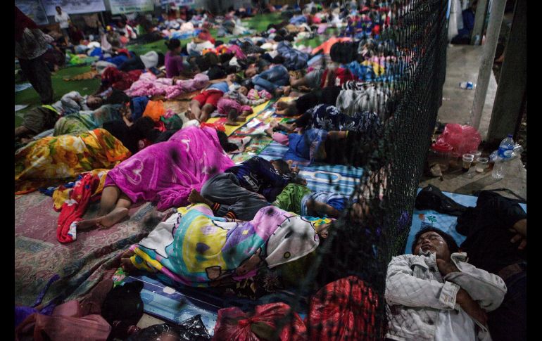 Desplazados por el tsunami descansan en un centro de evacuación en Labuan, Indonesia. Las autoridades alertaron por el aumento de actividad del volcán Anak Krakatau, que el sábado pasado provocó un tsunami que causó 430 muertos y 159 desaparecidos en torno al estrecho de Sonda. EFE/Zulkifli