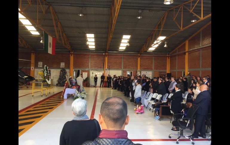 Decenas de arreglos florales fueron enviados por amigos y conocidos del piloto. TWITTER/@NoticiasTribuna