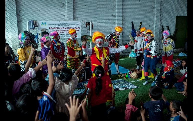 Un payaso entretiene a niños en un centro de evacuación en Labuan, Indonesia. EFE/Zulkifli
