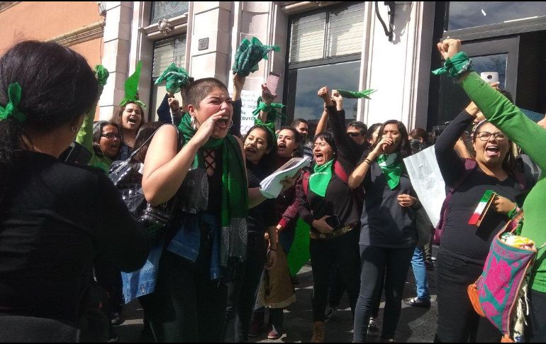 17 legisladores votaron a favor del dictamen de reforma a la Constitución Local, mientras 5 expresaron su posición en contra y 5 se abstuvieron. TWITTER / @helpmorras