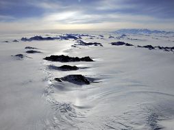 Comunmente y da cuerdo con investigaciones, las capas de hielo polar crecen a través de la acumulación de nieve y disminuyen por la fusión y la producción de icebergs. EFE / ARCHIVO