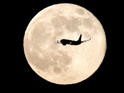 Se le llama superluna cuando la luna llena o luna nueva, alcanza el punto más cercano con la Tierra. Estos sucesos destacan porque, en conjunto, se repetirán hasta 2021. EFE / ARCHIVO