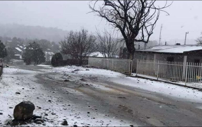 Se registró una nevada en el Puerto San Luis, del tramo Agua Prieta-Janos de la carretera MX02. TWITTER / @uepcsonora