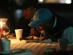 Recomiendan tener prudencia al momento de alimentarse, controlar porciones y cantidades, así como cocinar con menos grasa, carbohidratos y sal, para evitar alteraciones en su salud y el aumento de peso. SUN / ARCHIVO