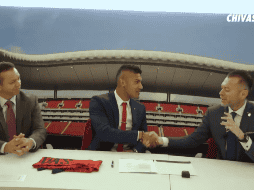 Tanto Mariano Varela (I) como José Luis Higuera (D) elogiaron la tenacidad del jugador (C). TWITTER/@CHIVAS