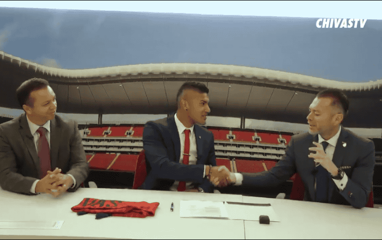 Tanto Mariano Varela (I) como José Luis Higuera (D) elogiaron la tenacidad del jugador (C). TWITTER/@CHIVAS