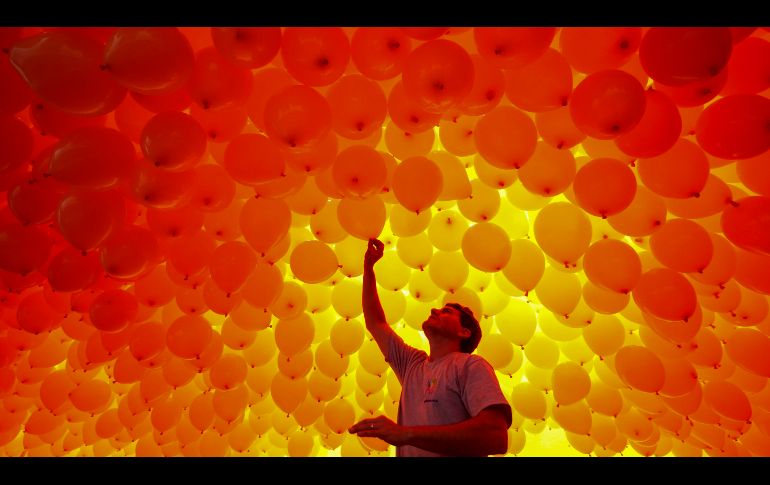 Miles de globos biodegradables se sueltan en Sao Paulo, Brasil, como parte de las celebraciones del Año Nuevo. AFP/M. Schincariol