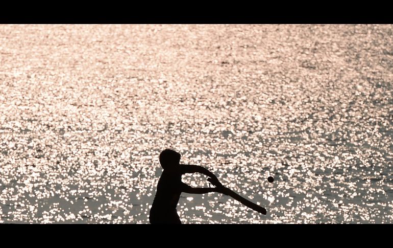 Un niño juega cricket en Colombo, Sri Lanka. AFP/I. Kodikara