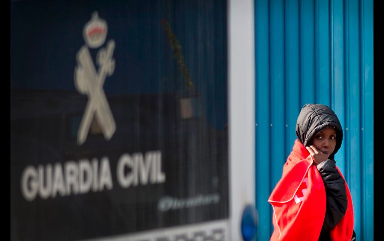 Una migrante se traslada a un centro de asistencia para extranjeros en San Roque, España, tras se rescatada en el mar Mediterráneo por la organización Proactiva Open Arms. AFP/J. Guerrero