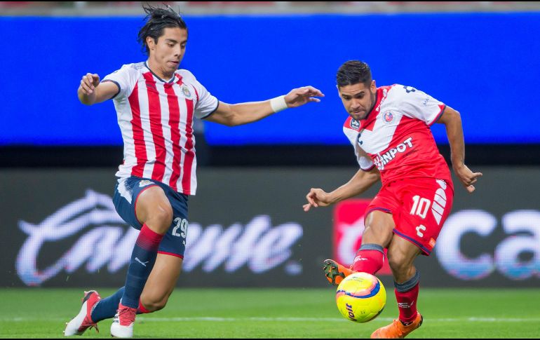 Galindo Jr. (I) se ganó la animadversión de la afición de Chivas cometiendo errores en la zaga que le costaron puntos al equipo. MEXSPORT/ARCHIVO