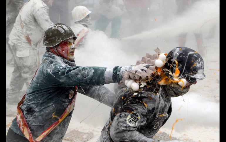 La población de Ibi celebra un peculiar festejo con la batalla de harina, huevo y pirotecnia. EFE/Morell