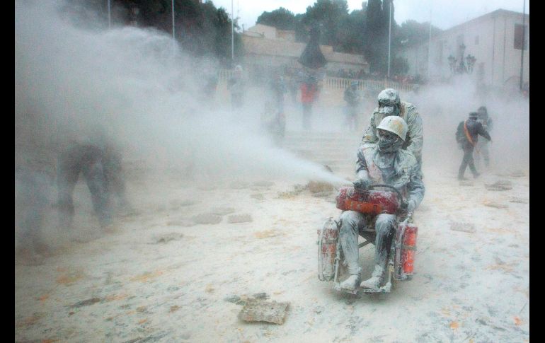 El municipio español de Ibi celebra una peculiar jornada en la que habitantes se dividen en dos bandos y se arrojan harina, huevos y petardos. AFP/J. Reina