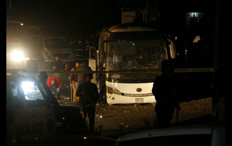 Miembros de los cuerpos de seguridad egipcios inspeccionan los daños causados por un atentado bomba junto a las pirámides de Giza, Egipto. EFE