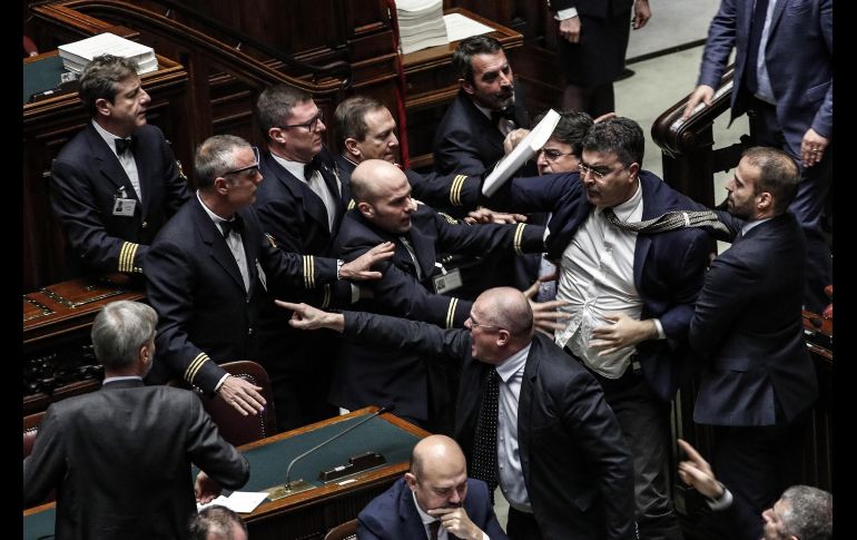 Legisladores del Partido Demócrata discuten durante el debate de los presupuestos en el Congreso de los Diputados en Roma, Italia. EFE/G. Lami