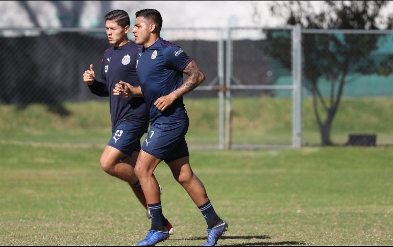 Los futbolistas ya portaron sus nuevos dorsales durante las sesiones de entrenamiento. TWITTER/@Chivas