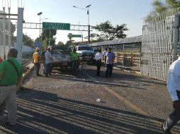 Los funcionarios federales vieron el paso de personas y mercancías que se realiza a través del puente. TWITTER