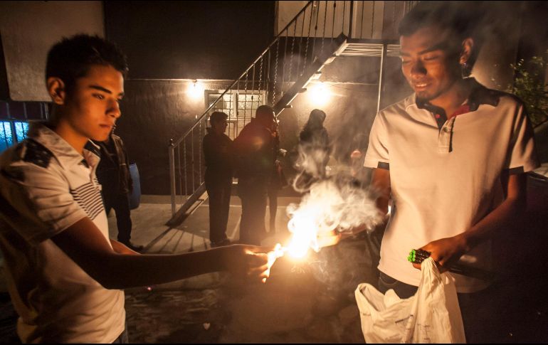 El uso de pirotecnia y quema de fogatas se mantiene a pesar de los riesgos que producen tanto para la misma persona como para el medio ambiente. EL INFORMADOR/ARCHIVO