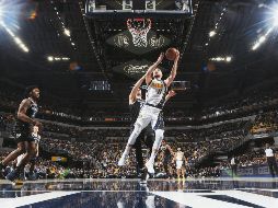 Saliendo desde la banca, Domantas Sabonis (#11) aportó 19 puntos y capturó 12 rebotes a la causa de los Pacers, que ganaron tranquilamente a Detroit. AFP / R. Hoskins
