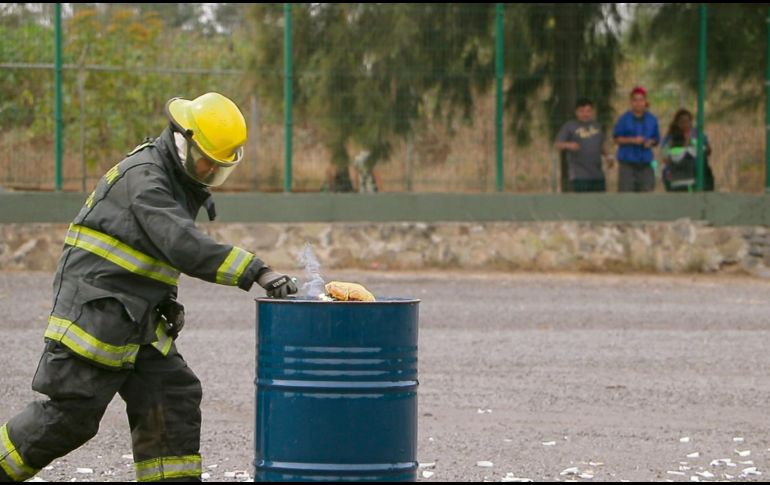 Protección Civil de Guadalajara mostró el peligro que representa manipular pirotecnia. En la secuencia de imágenes se muestra el daño que un barreno (relleno de pólvora u otra materia explosiva) hace a una pieza de pollo. Este ejemplo sirve para demostrar lo que haría al cuerpo de una persona. EL INFORMADOR/E. Jaramillo