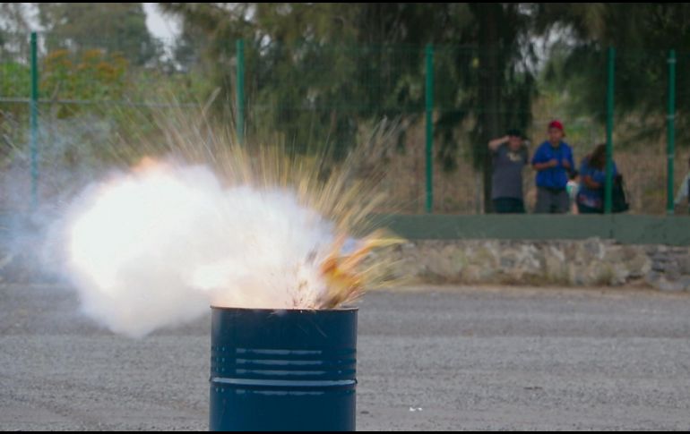 Protección Civil de Guadalajara mostró el peligro que representa manipular pirotecnia. En la secuencia de imágenes se muestra el daño que un barreno (relleno de pólvora u otra materia explosiva) hace a una pieza de pollo. Este ejemplo sirve para demostrar lo que haría al cuerpo de una persona. EL INFORMADOR/E. Jaramillo