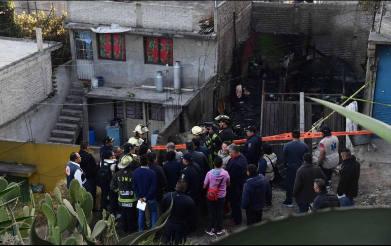 En la casa ubicada al fondo de un callejón, gente rezó por los menores. SUN / ARCHIVO