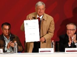 López Obrador firma el decreto de Estímulo Fiscales para la Región de la Frontera Norte y presenta el programa de la Secretaría de Economía que se mudará a Monterrey. Lo acompañan Jaime Rodríguez Calderón (i) y Carlos Urzúa (d). SUN / Y. Xolalpa