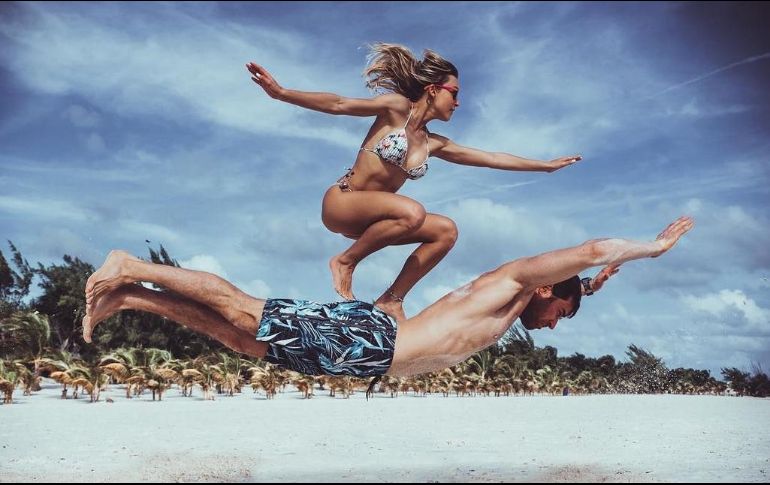 La actriz subió una instantánea en bikini en la que aparece sobre la espalda de Rulli. INSTAGRAM