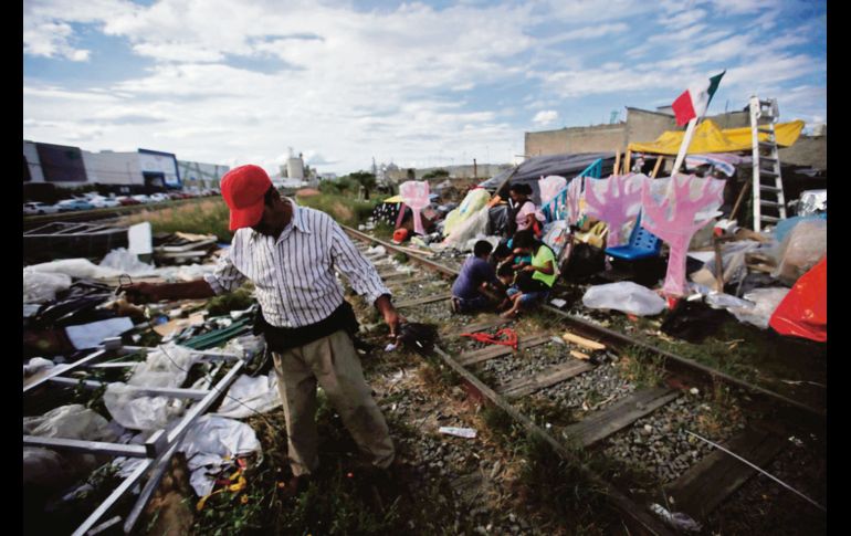 Todos los días se limpian, separan y almacenan cables, plásticos, lonas, metales y otros objetos que puedan tener un segundo uso. EL INFORMADOR / F. Atilano