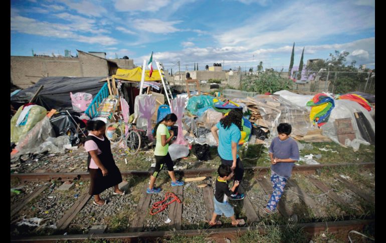 Entre las vías del tren, la familia Morales acumula los materiales recolectados para ser vendidos en recicladoras. EL INFORMADOR / F. Atilano