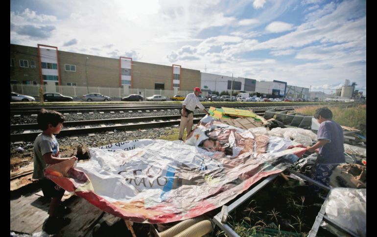 En compañía de sus nietos, Salomón acomoda plásticos y lonas que servirán para guarecerse del frío. EL INFORMADOR / F. Atilano