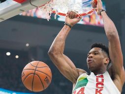 Giannis Antetokounmpo aportó un triple-doble en el triunfo de los Bucks ante los Nets. AP. M Gash