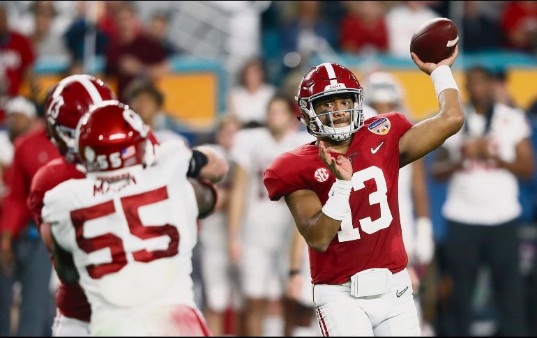 Tua Tagovailoa, de Alabama, sólo falló tres pases en la victoria ante Oklahoma. AFP / J. Squire