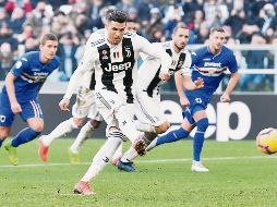 Cristiano Ronaldo cobra el penalti para anotar su segundo gol del encuentro y darle la victoria a la Juventus. EFE