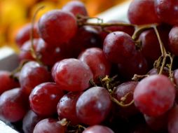 Según la tradición, en la mesa se colocan 12 uvas delante de cada comensal que simbolizan los 12 meses del año y deben comerse con cada una de las campanadas del reloj. EL INFORMADOR / ARCHIVO