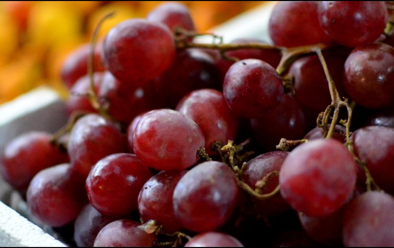 Según la tradición, en la mesa se colocan 12 uvas delante de cada comensal que simbolizan los 12 meses del año y deben comerse con cada una de las campanadas del reloj. EL INFORMADOR / ARCHIVO
