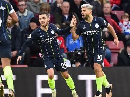 Sergio Agüero (D) marcó su noveno gol de la campaña, pero se encuentra todavía lejos de los líderes Kane Aubameyang y Salah, que han anotado 13 tantos cada uno. AFP/G. Kirk