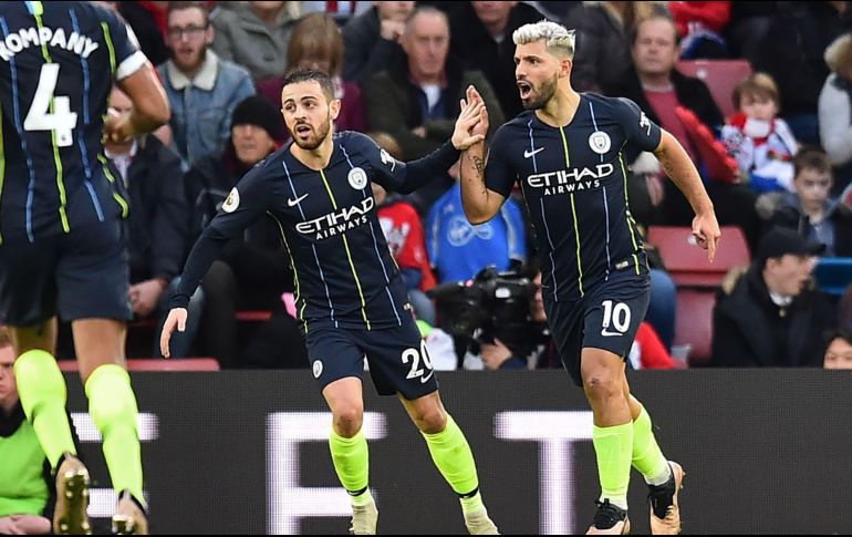 Sergio Agüero (D) marcó su noveno gol de la campaña, pero se encuentra todavía lejos de los líderes Kane Aubameyang y Salah, que han anotado 13 tantos cada uno. AFP/G. Kirk